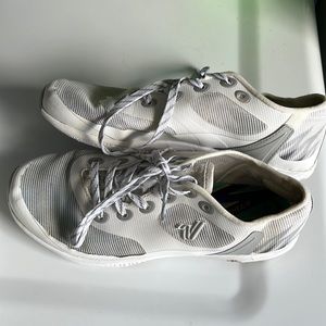 Varsity Ascend cheer shoes size 5